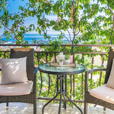 Apartment Iva With Sea View Макарська Номер фото