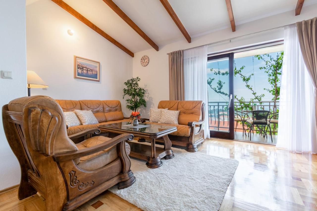 Apartment Iva With Sea View Макарська Екстер'єр фото