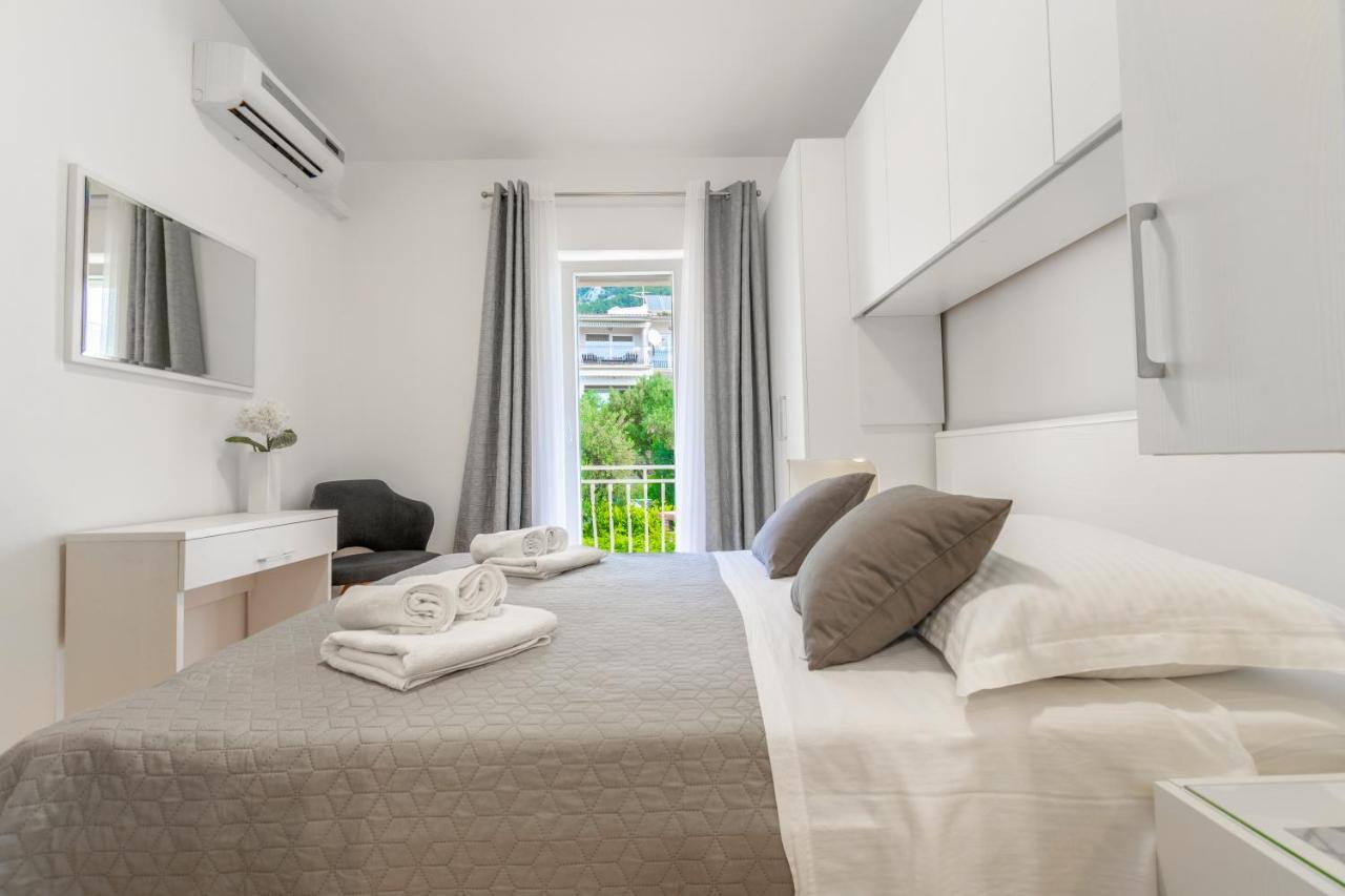 Apartment Iva With Sea View Макарська Екстер'єр фото