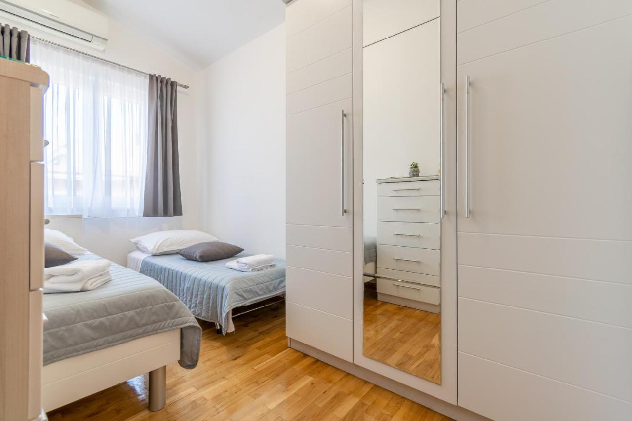 Apartment Iva With Sea View Макарська Екстер'єр фото
